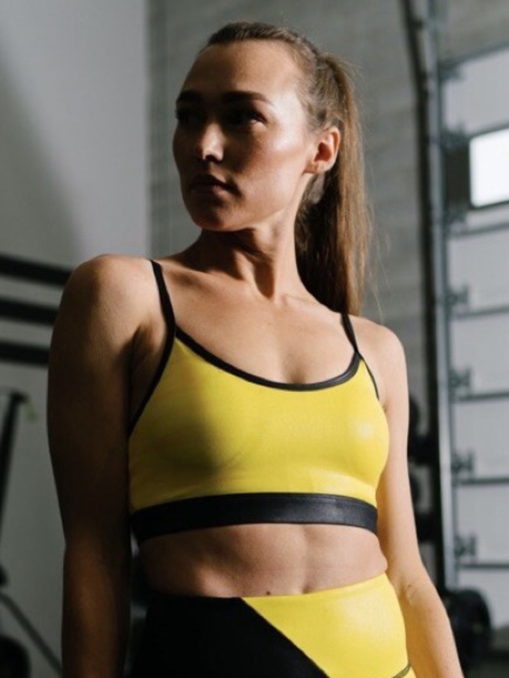 ZYIA Light n Tight Adjustable Strap Sports Bra in Neon Yellow Metallic Sz. Small